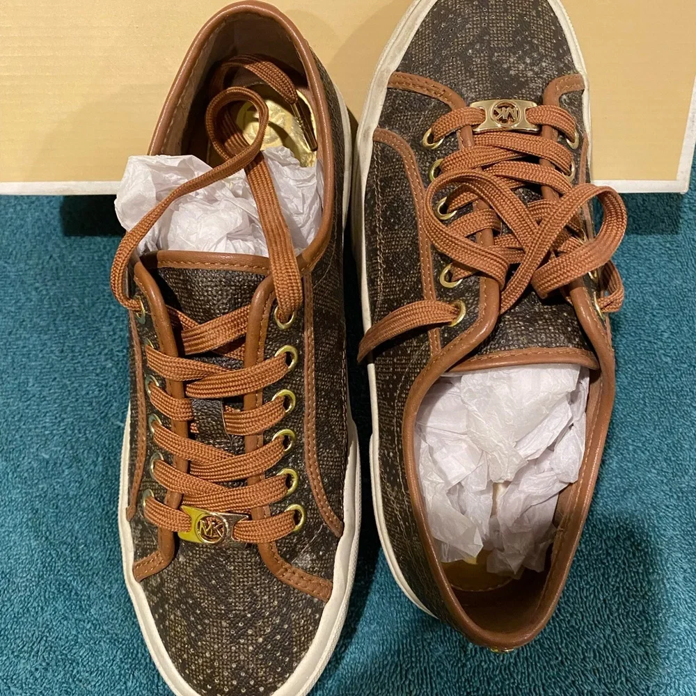 MK Shoes - Picture 3 of 10